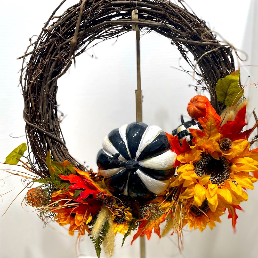 Beautiful fall wreath with black and white pumpkins and sunflowers 🌻